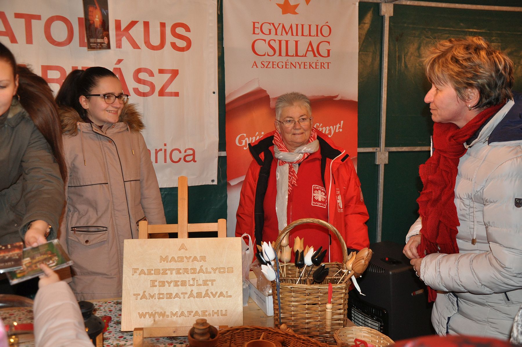 Az első adventi gyertyagyújtás a Püspöki Palota udvarán